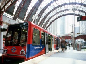 Ferrovial y Keolis ganan la gestión del tren ligero del Este de Londres 