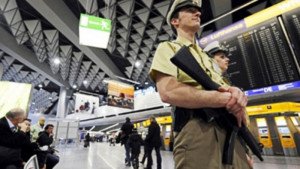 Alemania refuerza la seguridad en sus aeropuertos tras la alerta de EEUU