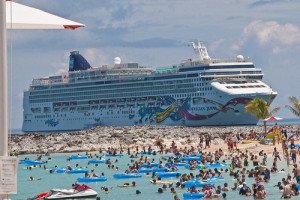 Cruceros evaden islas Bahamas por alerta del huracán Arthur