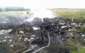 Avión de Malaysia Airlines cae en Ucrania y afirman que lo derribó un misil