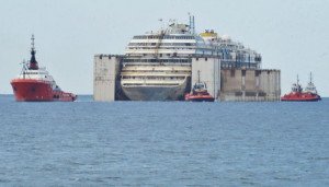 El Costa Concordia concluye en el puerto de Génova su última travesía