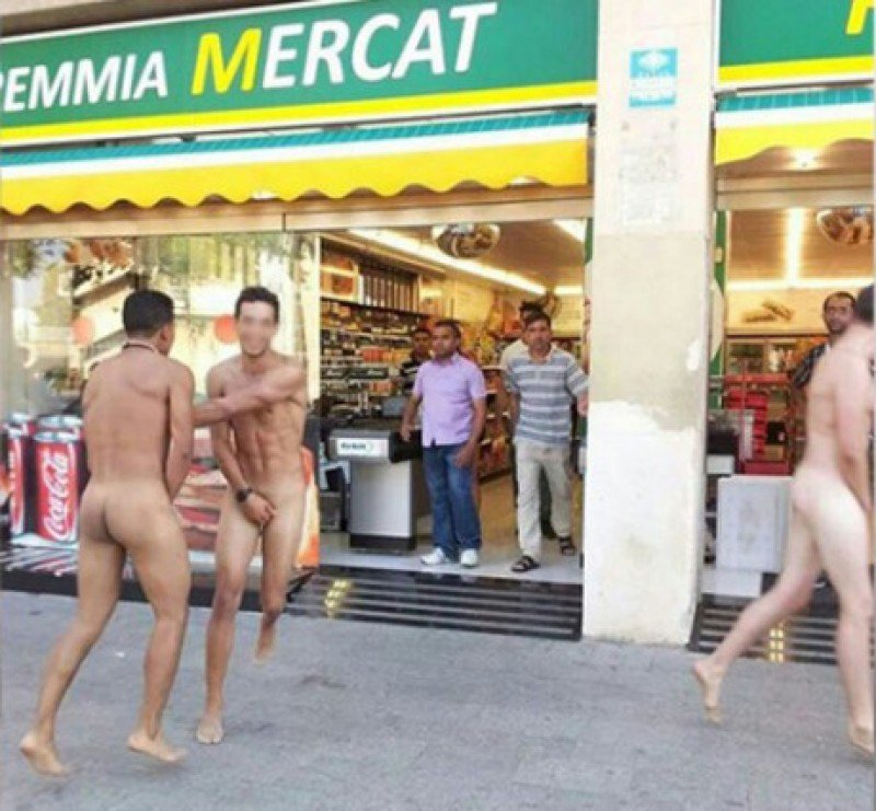Imagen colgada en Facebook, donde unos turistas desnudos fueron echados de un supermercado de la Barceloneta, el barrio marinero de Barcelona.