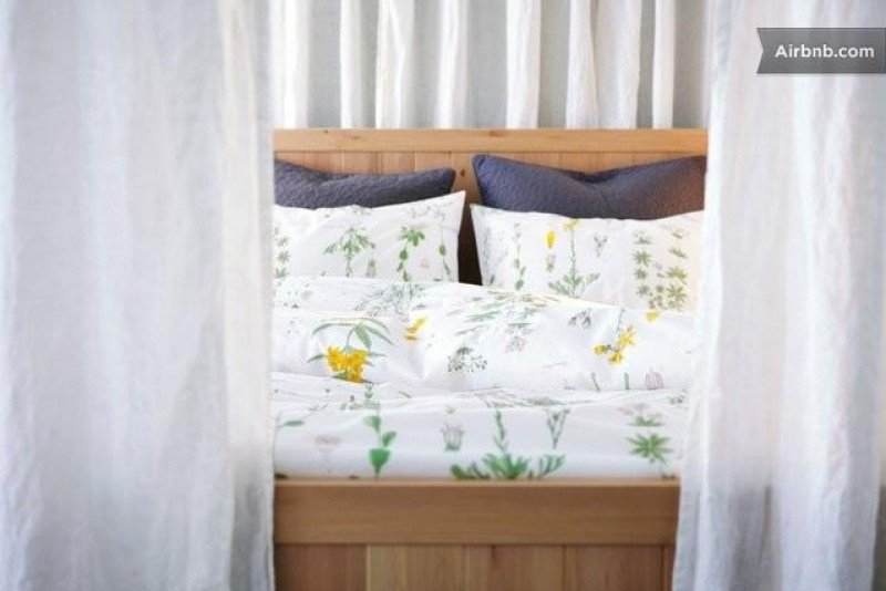 El 'encanto rústico' (en la imagen) es uno de los espacios que los clientes pueden elegir para dormir en Ikea.