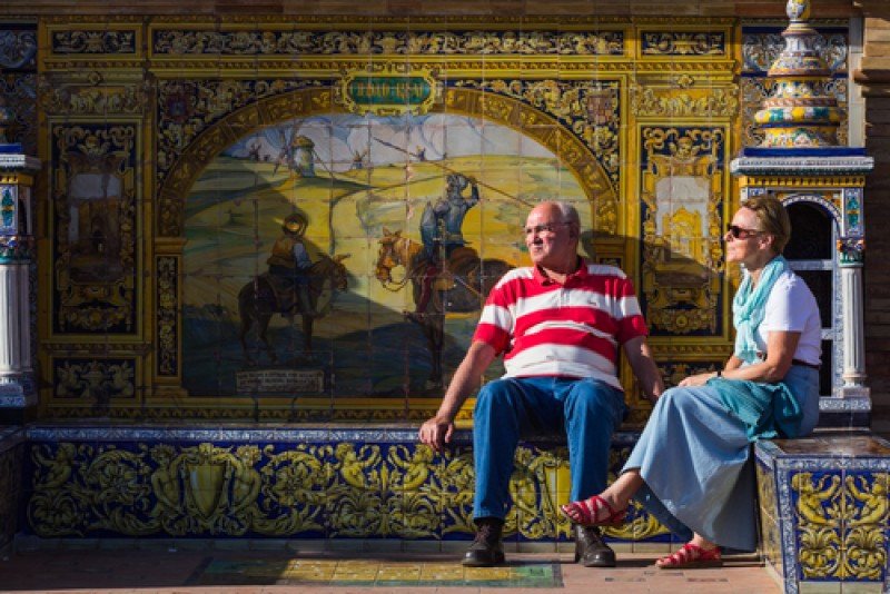 Una pareja de turistas descansa en la Plaza de España de Sevilla. #shu#