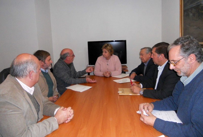 Autoridades durante la firma del acuerdo. Foto: Ministerio de Turismo.
