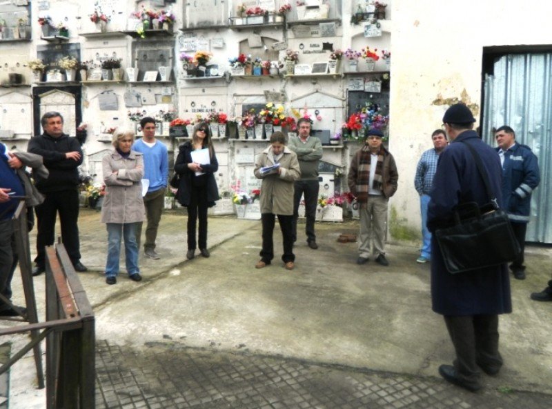 Grupo de trabajo durante la recorrida por el cementerio.