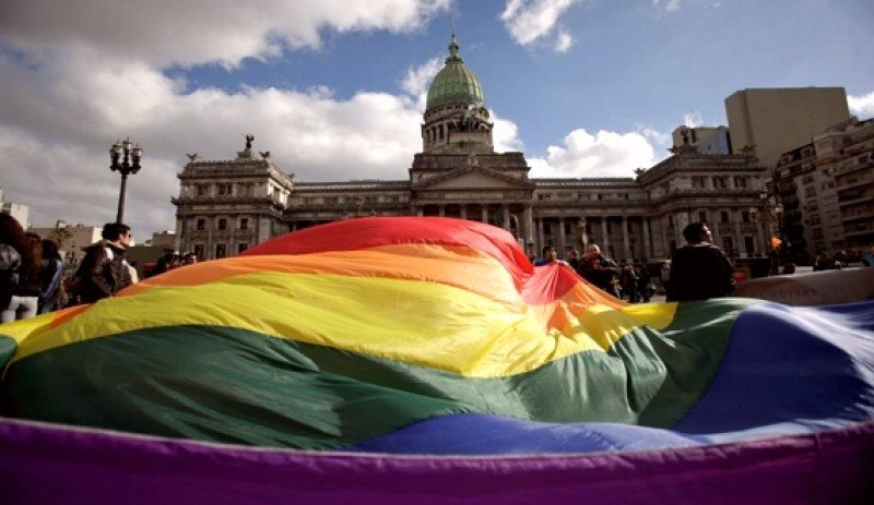 Medio millón de turistas LGBT visitan Buenos Aires anualmente.