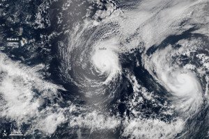 Dos huracanes amenazan Hawai