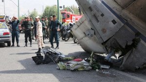 Mueren 38 personas al estrellarse un avión en Irán