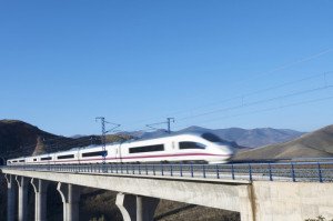 El AVE Madrid-Alicante transporta dos millones de pasajeros en sus primeros 400 días 