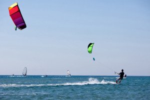 El turismo náutico se hace low cost: menos barcos y más kitesurf
