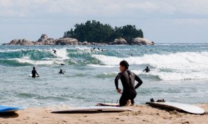 Corea del Norte empieza a ofrecer viajes para hacer surf en sus costas