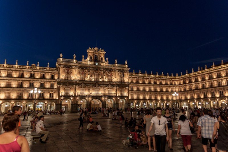 Turistas y residentes en la Plaza Mayor de Salamanca. #shu#