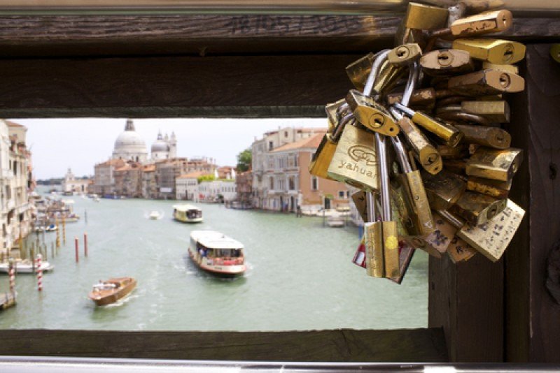 Candados puestos por los turistas en uno de los puentes que cruza el Gran Canal de Venecia. #shu#