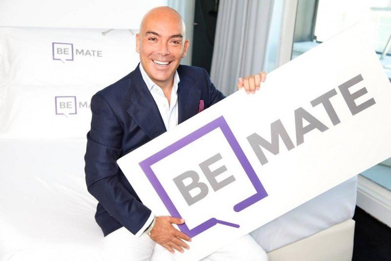 Kike Sarasola con la nueva marca de su plataforma tecnológica, Be Mate, que ofrece viviendas vacacionales en el entorno de sus hoteles con servicios adicionales.