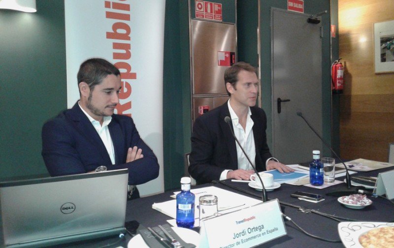 Ian Simmonds (dcha.) durante la presentación de Travel Republic, acompañado por Jordi Ortega.  