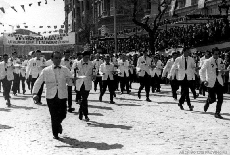 Carrera de camareros celebrada durante las Fallas de Valencia en 1962.