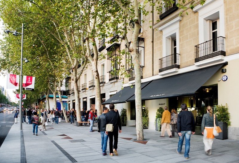 Tiendas en la calle Serrano, Madrid.