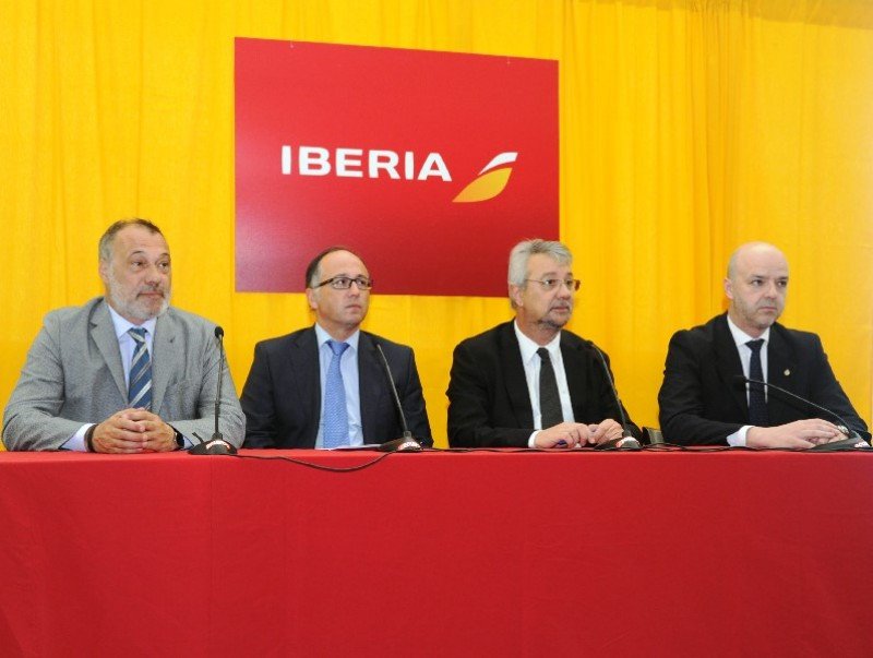 Autoridades en el arribo de Iberia a Uruguay: Roberto Varela, Luis Gallego, Enrique Pintado y Antonio Carámbula.