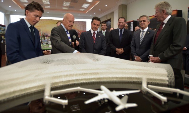 Norman Foster y Fernando Romero le muestran la maqueta al presidente Peña Nieto. Foto: Presidencia de México.