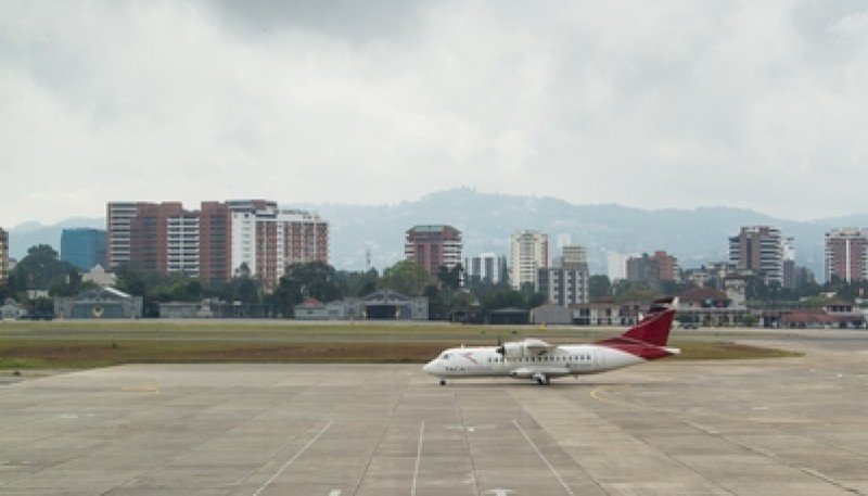 El aeropuerto de Guatemala está dentro de la zona urbana de la ciudad capital. #shu#