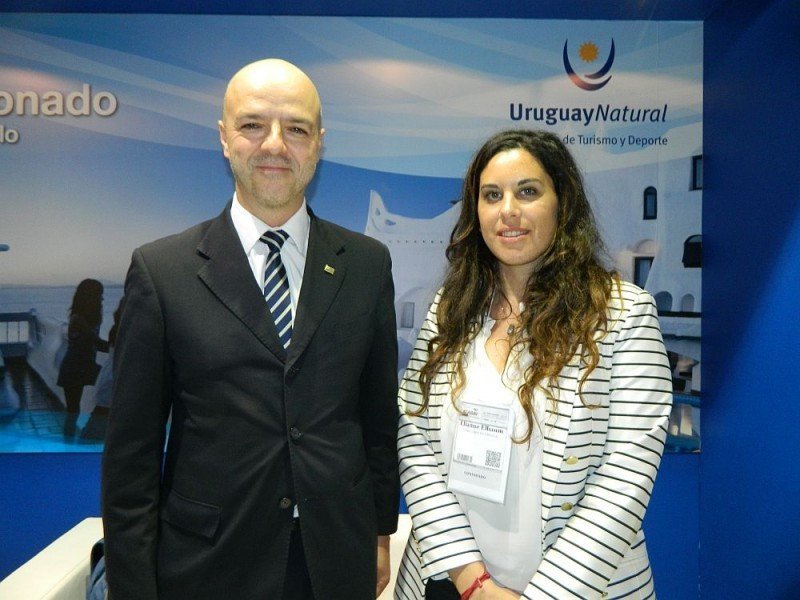 Subsecretario Antonio Carámbula junto a la cónsul uruguaya en Sao Paulo, Elianne Elbaum en el pabellón de Uruguay en Expo ABAV.