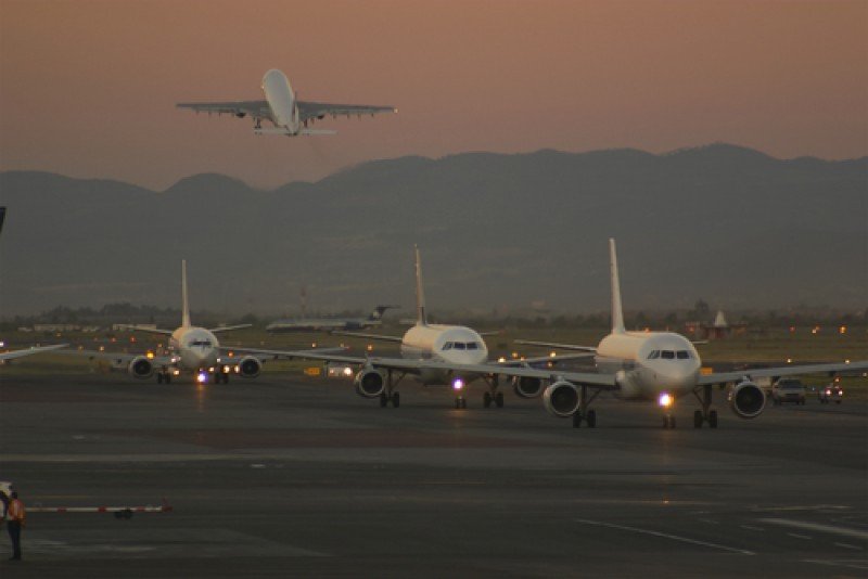 Desde las 7 a las 23 el aeropuerto llegó a un pico de 61 operaciones por hora.