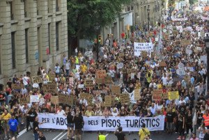 Más de 2.000 personas marchan contra los pisos turísticos en Barcelona