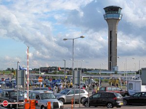 Evacuada la terminal del aeropuerto de Luton al encontrar un objeto sospechoso