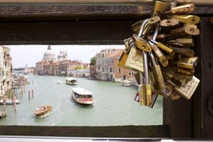Venecia pide a los turistas que no pongan candados del amor