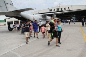 México establece un puente aéreo para los turistas varados por el huracán Odile
