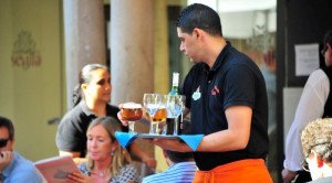 El oficio de camarero en España: ¿condenados a servir gintonics?