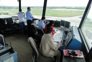Los controladores aéreos aplazan su decisión sobre posibles paros