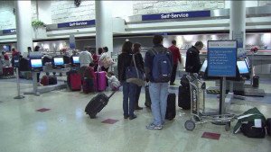 Aeropuerto de Los Ángeles estrena 40 kioscos automáticos para reducir las esperas