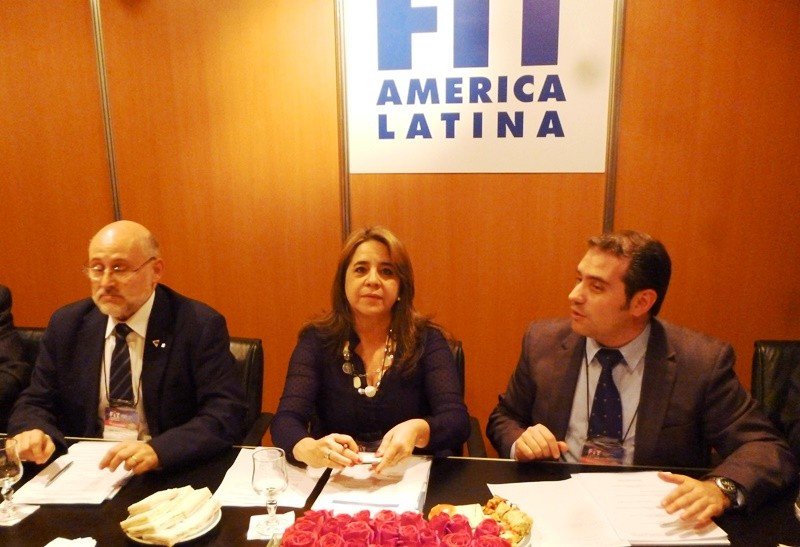 La representante de la Unión de Asociaciones de Turismo de Paraguay firma la adhesión a CETUR.