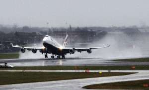 Cancelan vuelos en Heathrow por la 'cola' del huracán Gonzalo 