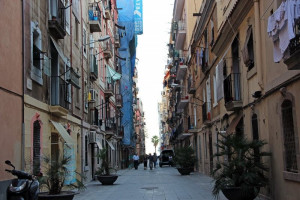 Barcelona impone multas de 9.000 euros a más de 170 pisos ilegales