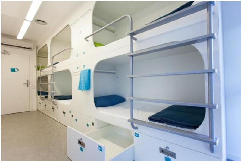 Dream Cube Hostel cuenta con seis habitaciones, con entre cuatro y 15 cápsulas, que suman 49 plazas.