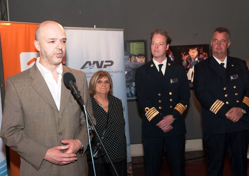 El capitán Wouter van Hoogdalem (centro) acompañó a las autoridades en el lanzamiento de la temporada de cruceros en Montevideo.