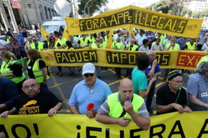 Uber trasgrede cuatro leyes, denuncian los taxistas de Barcelona    