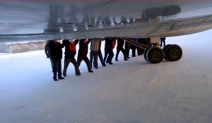 Videonoticia: Pasajeros rusos empujan un avión en Siberia para poder volar