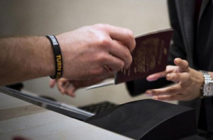 Interpol verificará los pasaportes robados con aerolíneas, bancos y hoteles