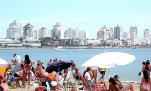 Divisas por turismo en Uruguay bajarán 7% en 2014 según PwC