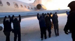 Pasajeros rusos empujaron avión para que arrancara