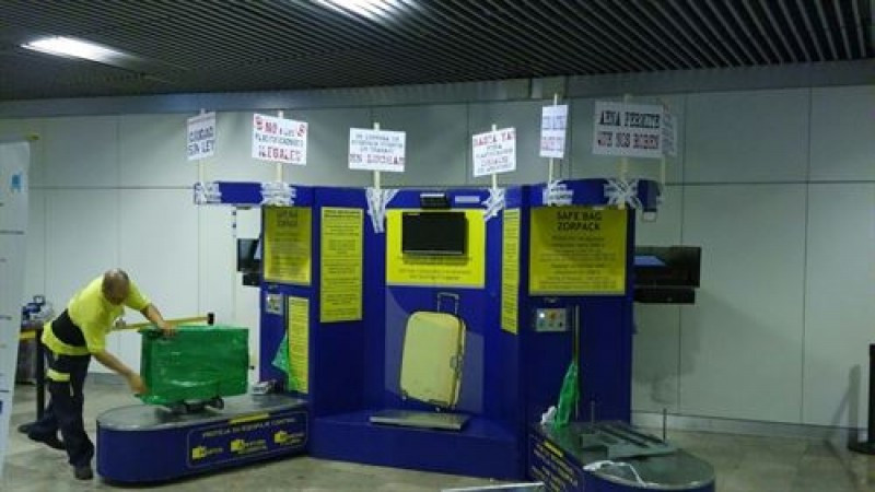 Grupos ilegales de plastificadores de maletas amedrentan en Barajas a trabajadsores 