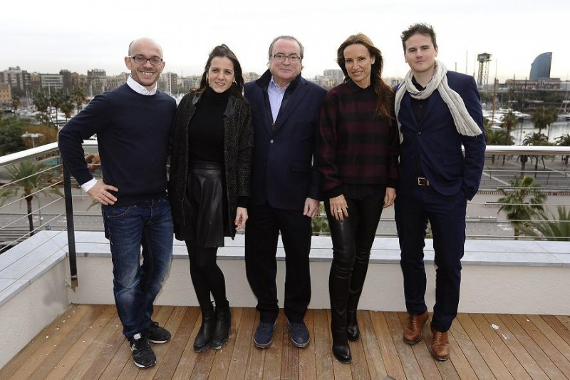 La familia de Jordi Serra, propietaria del inmueble, con el chef Marc Gascons (izq), una estrella Michelin.