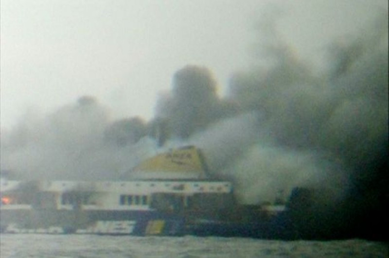 Un ferry incendiado sigue a la deriva en el Adriático