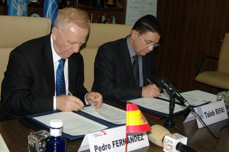 Pedro Fernández Montes, alcalde de Torremolinos, y Taleb Rifai, presidente de la OMT, firman el acuerdo.
