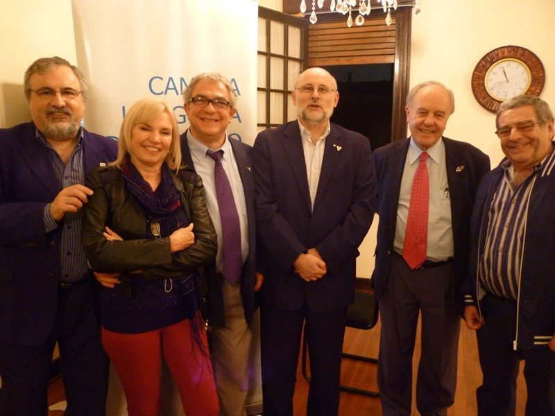 Borsari junto a miembros de la directiva de la Cámara Uruguaya de Turismo.