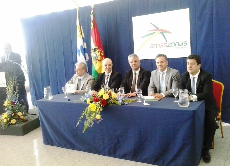 Autoridades del gobierno uruguayo dieron la bienvenida a la aerolínea Amaszonas en el Aeropuerto de Carrasco.